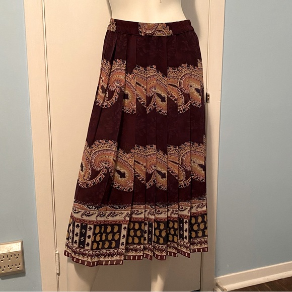 Stunning Bohemian Skirt featuring beautiful Print Design - Picture 1 of 5